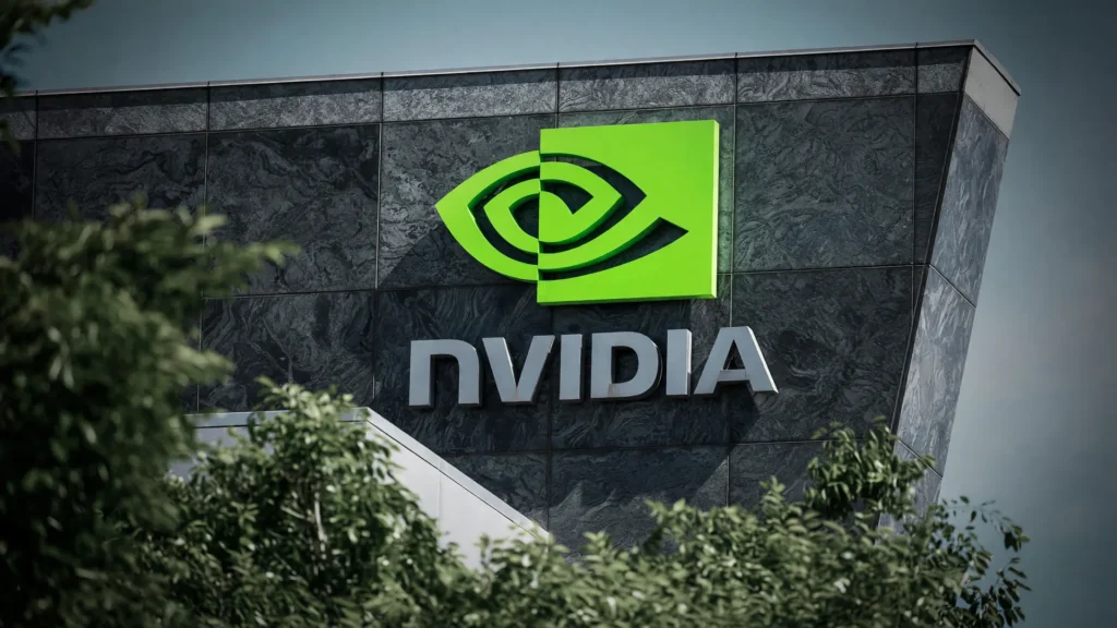 Sede da Nvidia com logo verde neon em destaque, evocando o lucro trimestral da Nvidia e a cautela do mercado