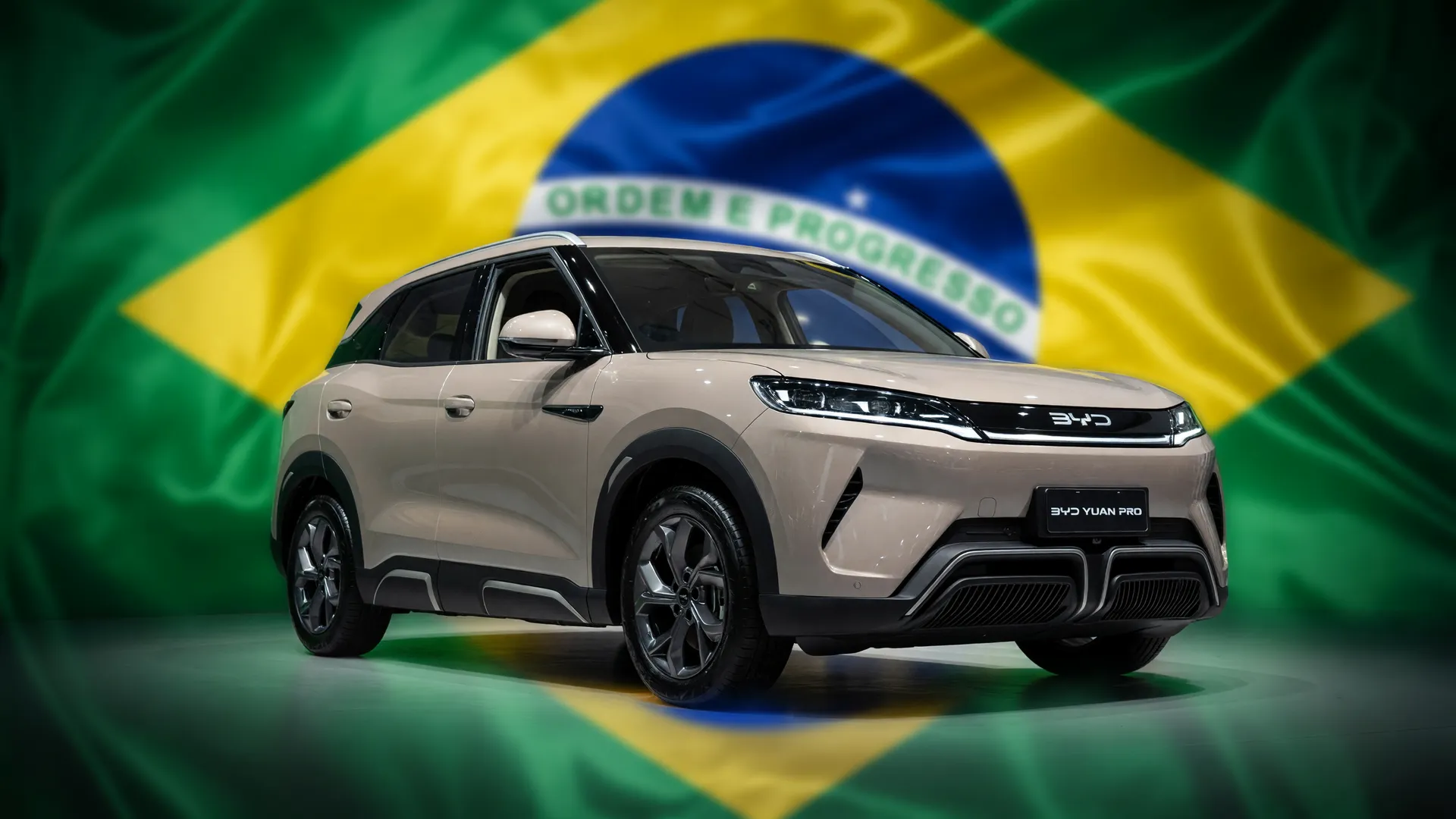 SUV elétrico BYD diante da bandeira do Brasil, representando a chegada das marcas chinesas no Brasil