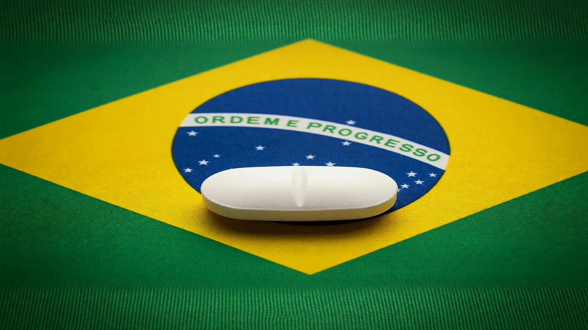 Comprimido de medicamento contra insônia sem dependência sobre a bandeira do Brasil