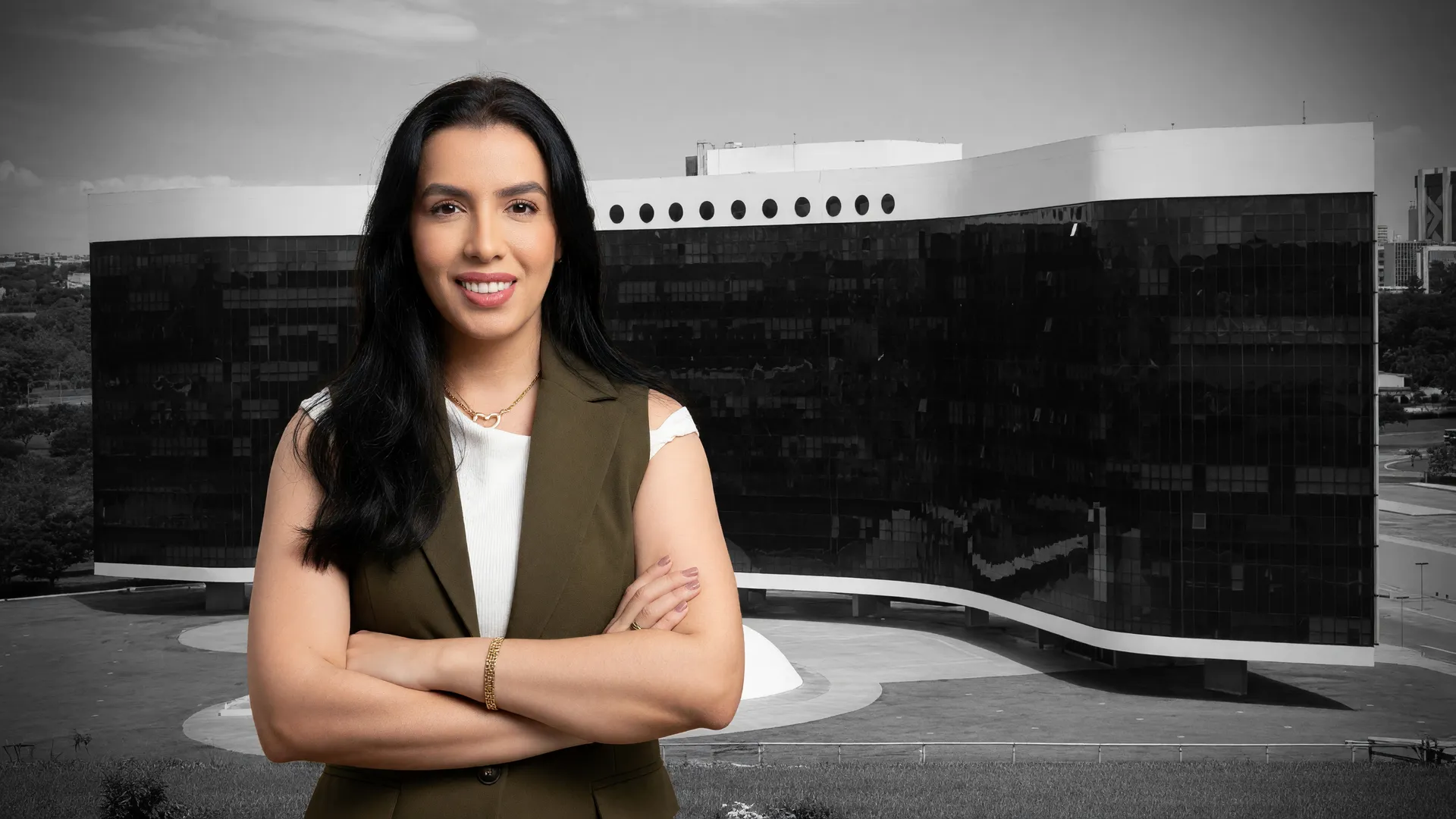 Mulher em traje profissional diante do TSE, evocando queda de mulheres candidatas à presidência em 2026