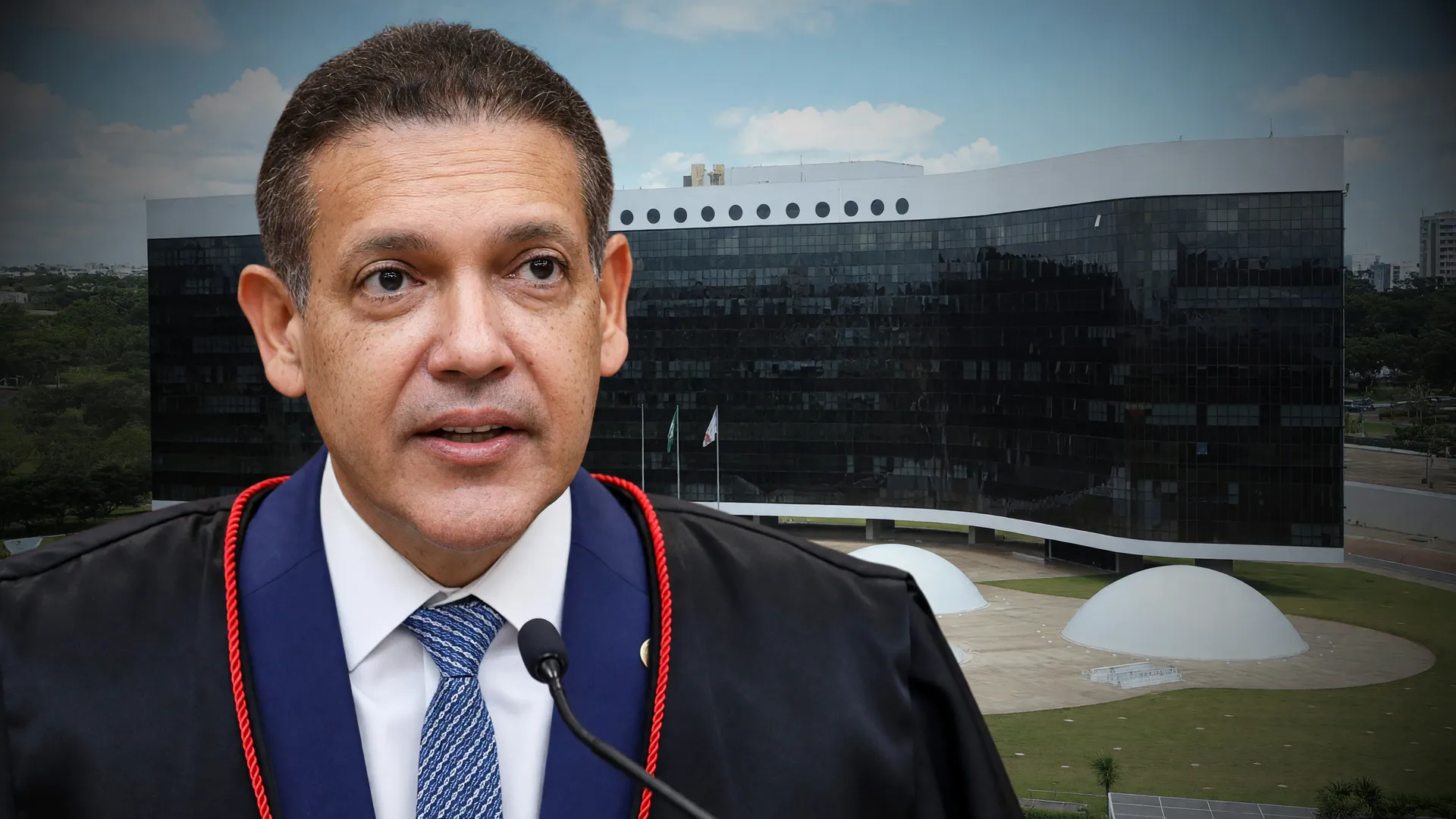 Nunes Marques defende urna eletrônica em discurso com toga judicial, tendo o TSE como pano de fundo