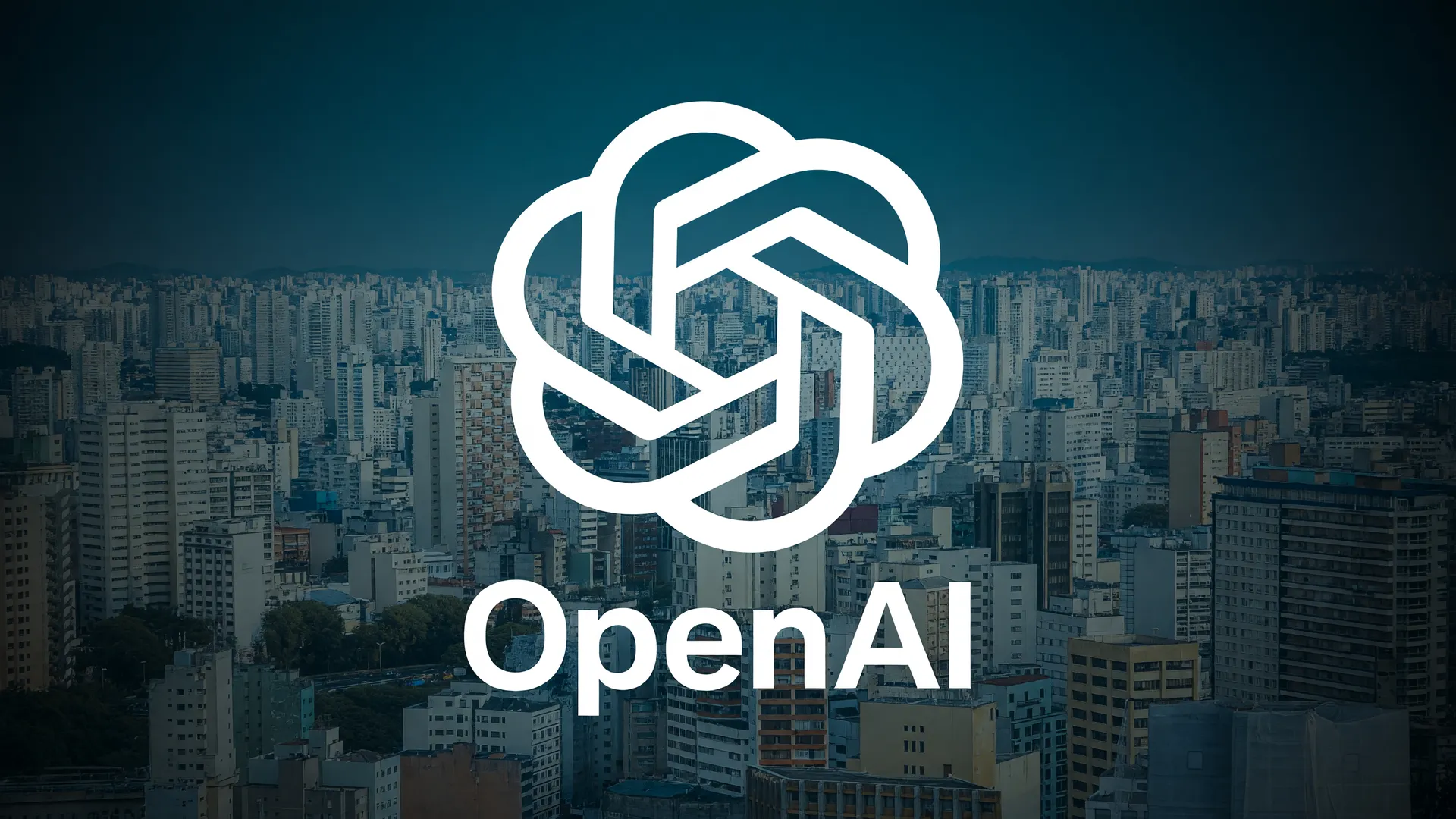 OpenAI abre operação no Brasil: logo da empresa brilha sobre a densa skyline de São Paulo ao entardecer