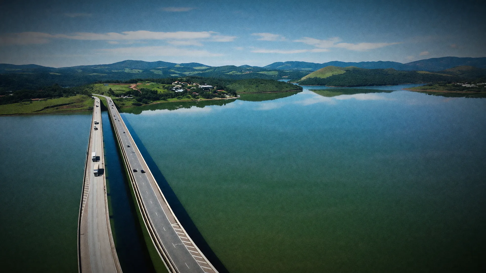 Vista aérea do Sistema Cantareira com rodovia e represa, tema central da polêmica sobre a outorga de água do Cantareira