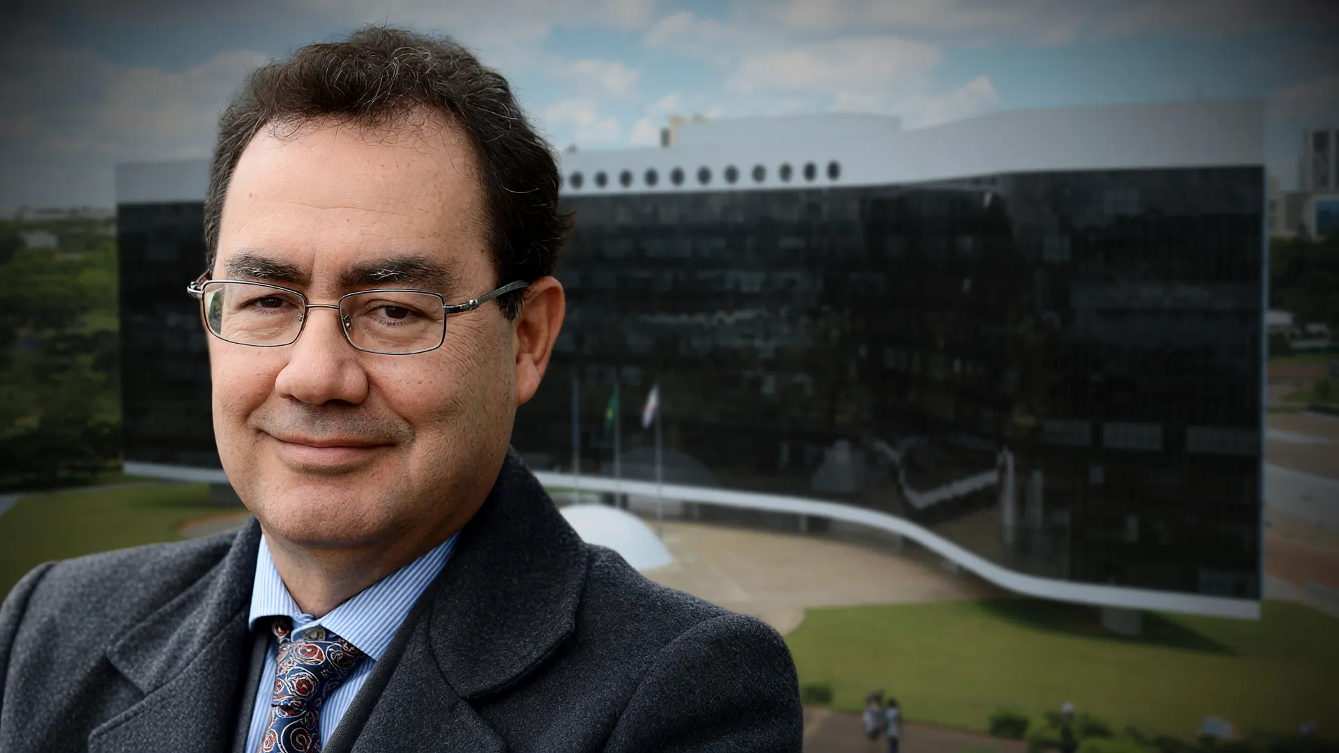 Augusto Cury em retrato editorial com o TSE ao fundo, evocando o patrimônio de Augusto Cury de R$ 242 milhões
