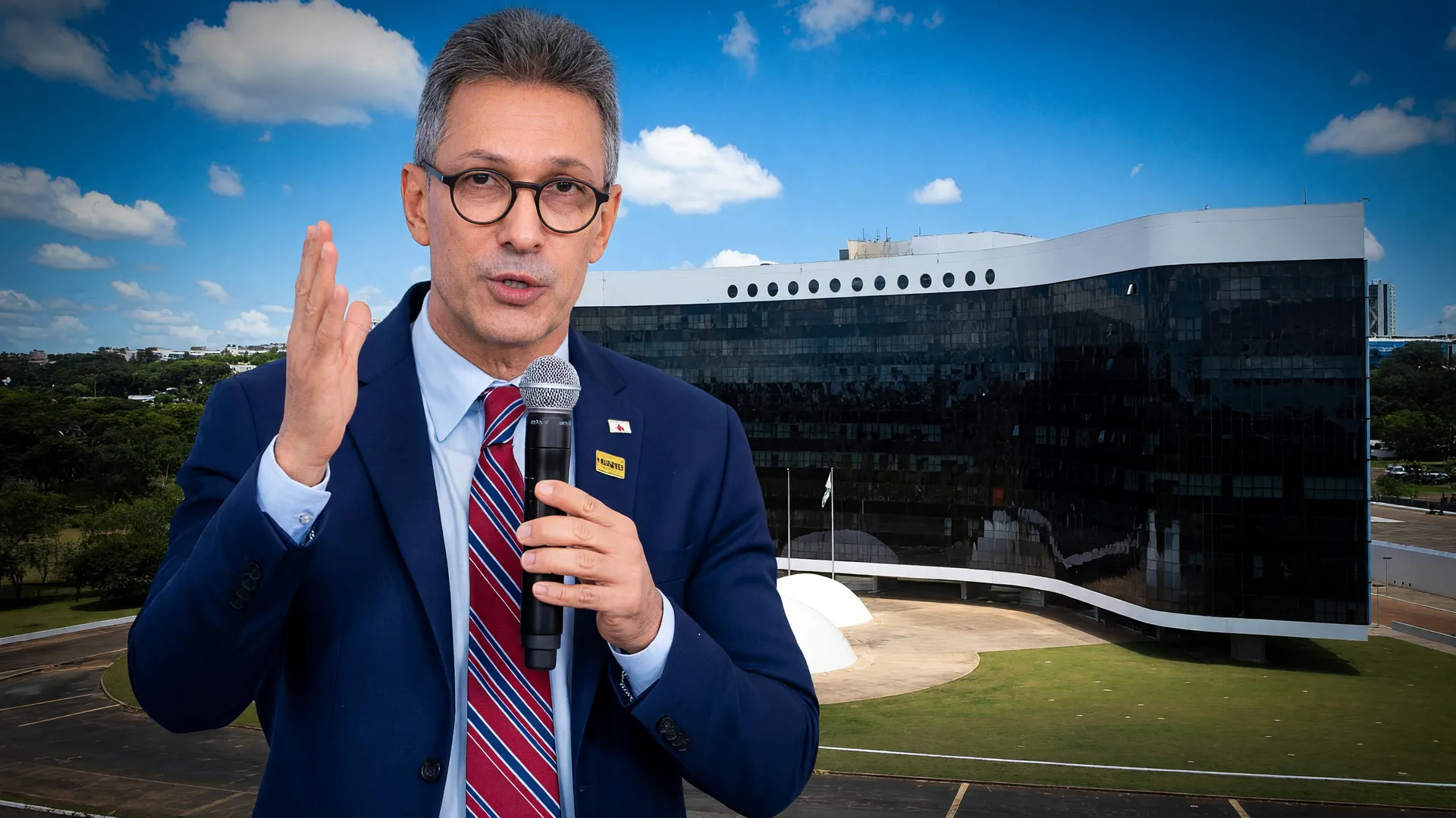 Romeu Zema ao microfone com prédio do TSE ao fundo, representando o patrimônio de Zema no TSE