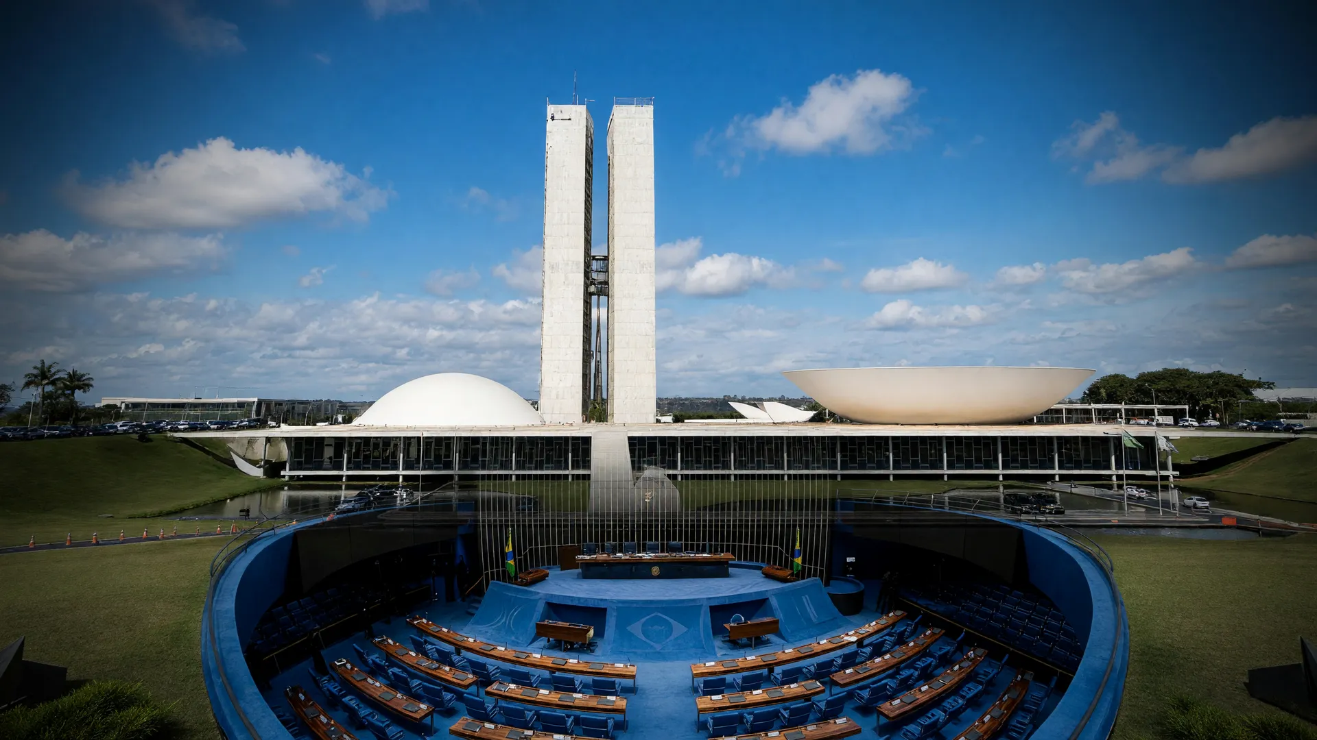 Senado Federal: plenário vazio e arquitetura modernista, cenário da PEC da Segurança no Senado