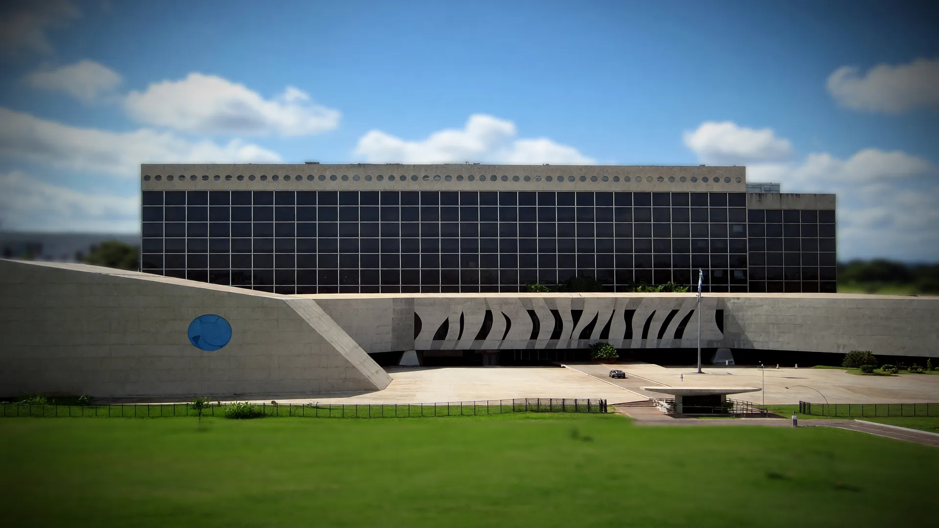 Fachada do STJ em Brasília, sede da decisão que autoriza penhora de milhas aéreas para quitação de dívidas