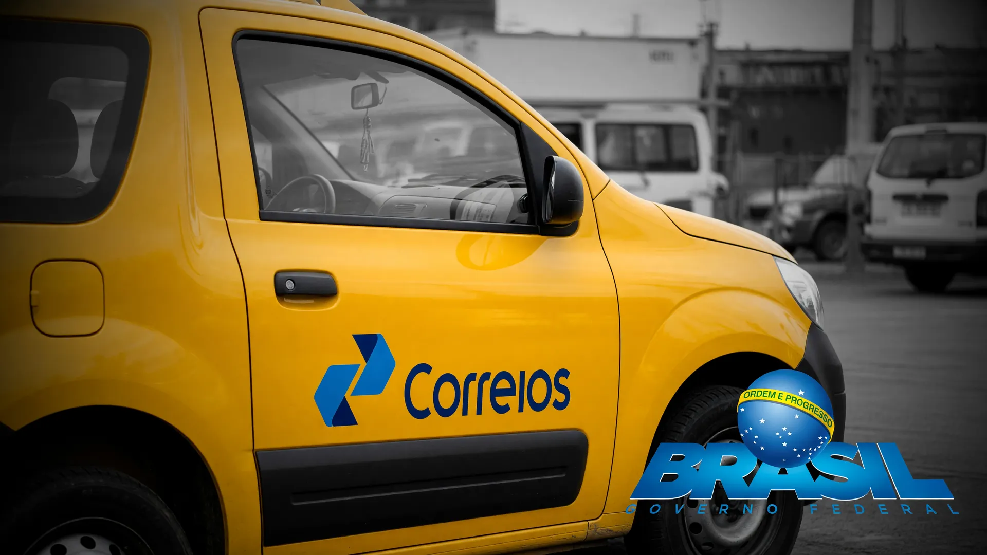 Veículo dos Correios em pátio operacional, símbolo do plano de demissão voluntária Correios em meio à crise financeira