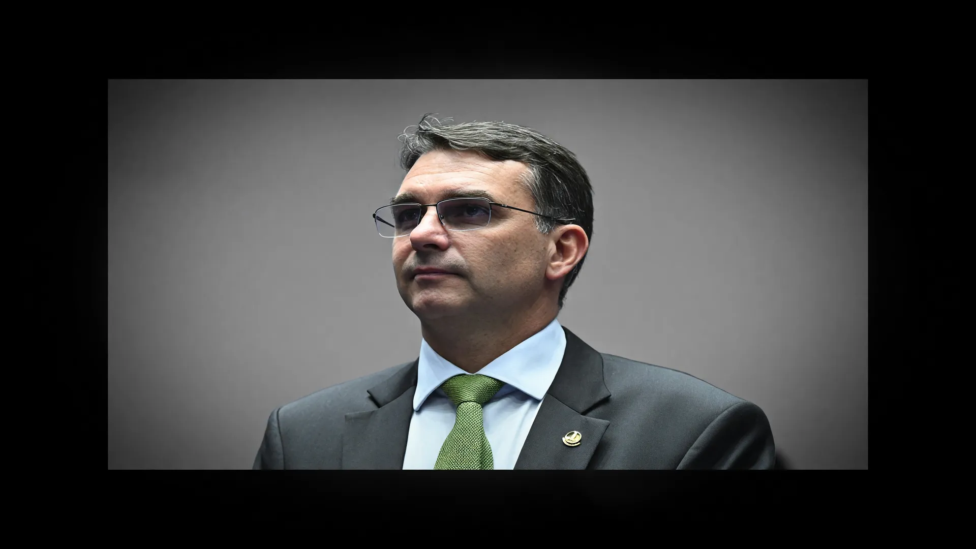Flávio Bolsonaro isolado politicamente enquanto Podemos declara neutralidade nas eleições 2026