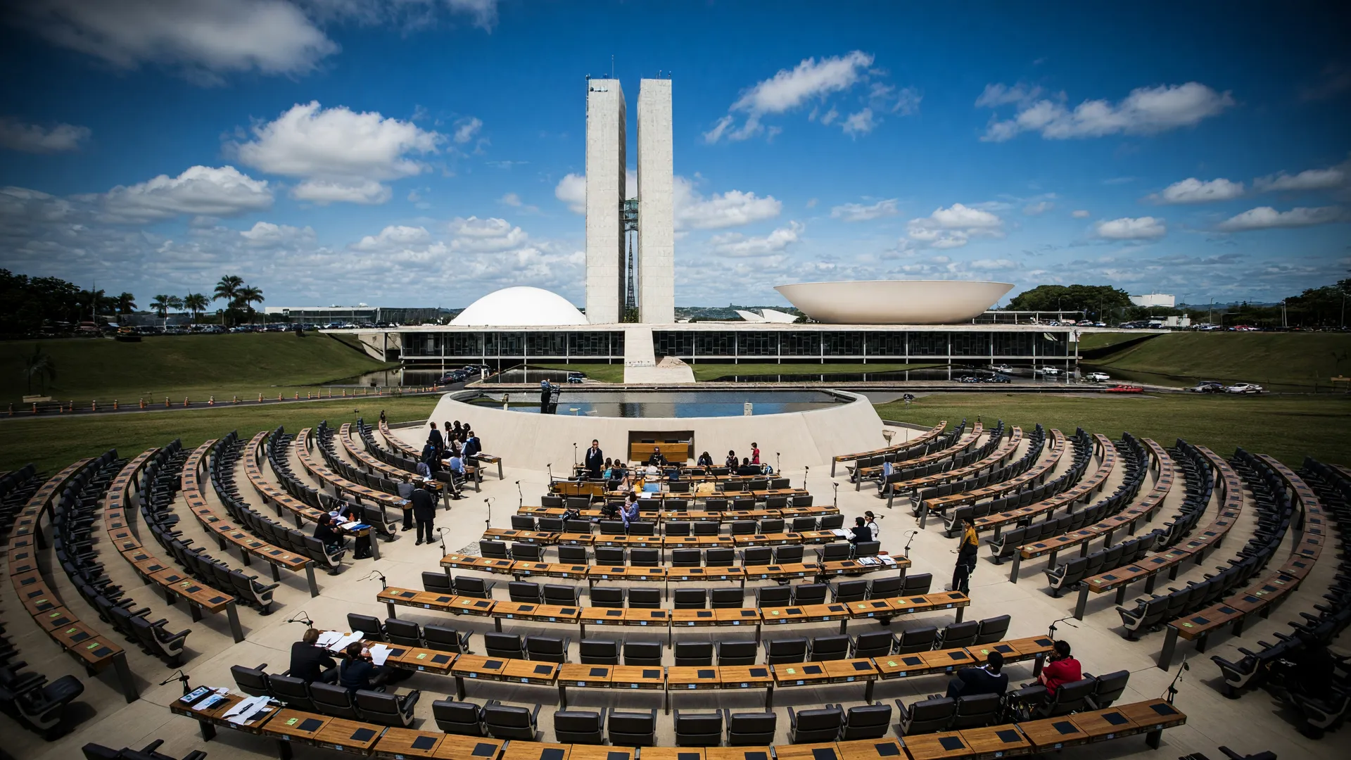Plenário da Câmara e Senado Federal compõem cena sobre aprovação do porte de arma oficiais justiça