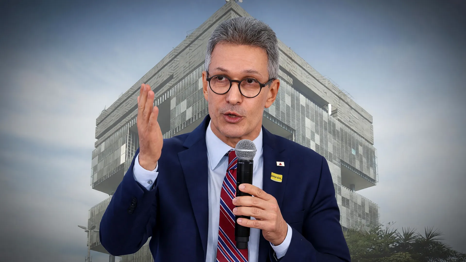 Romeu Zema gesticula ao microfone apresentando propostas polêmicas, incluindo porte de armas área rural e privatizações