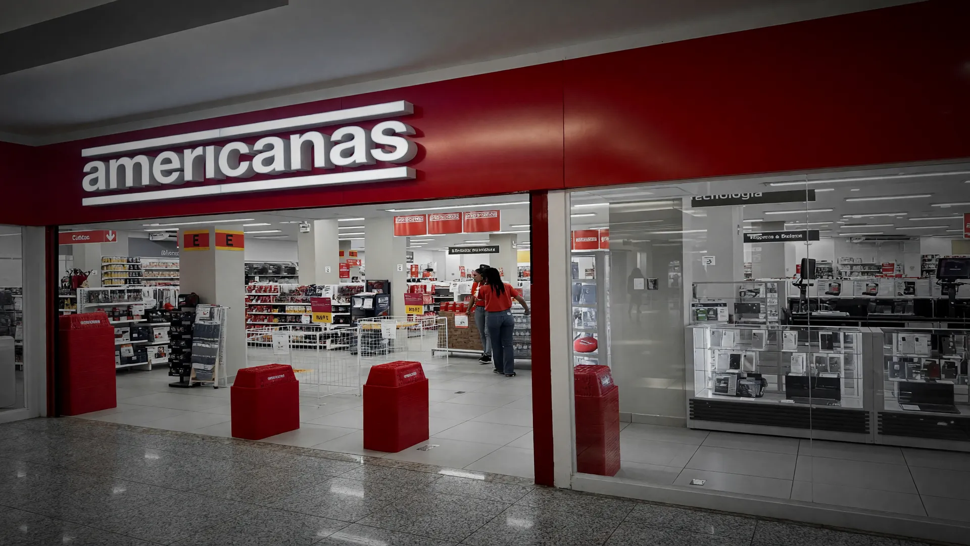 Fachada iluminada da Americanas em shopping reflete o prejuízo Americanas segundo trimestre