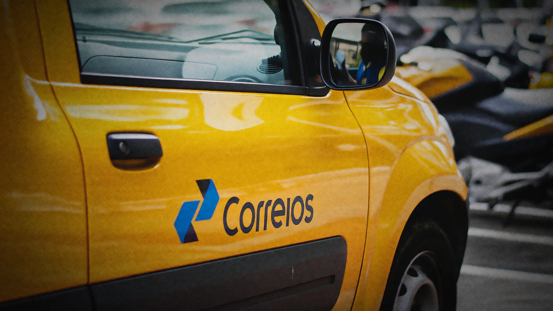 Veículo dos Correios parado em pátio reflete o prejuízo Correios primeiro semestre 2026
