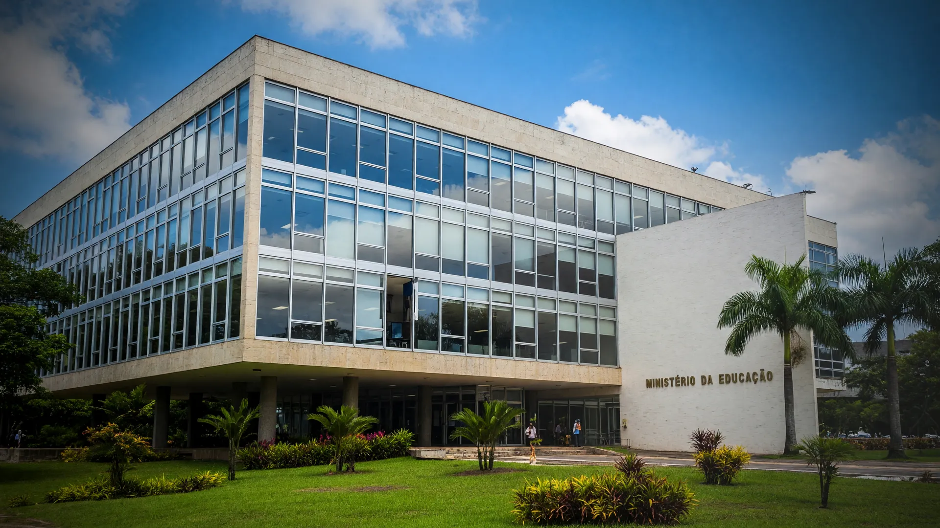 Fachadas do STJ e do MEC simbolizam as punições do MEC no Enamed reinstauradas por decisão judicial
