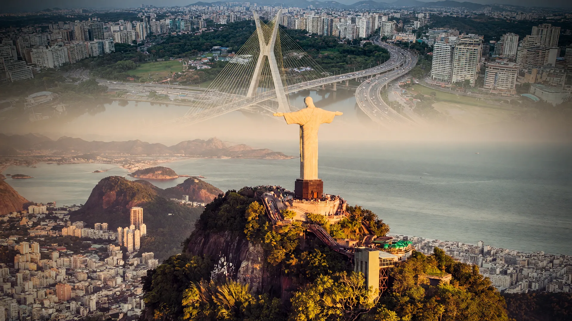 Cristo Redentor ao pôr do sol representa o rating AAA Rio de Janeiro ao lado de São Paulo