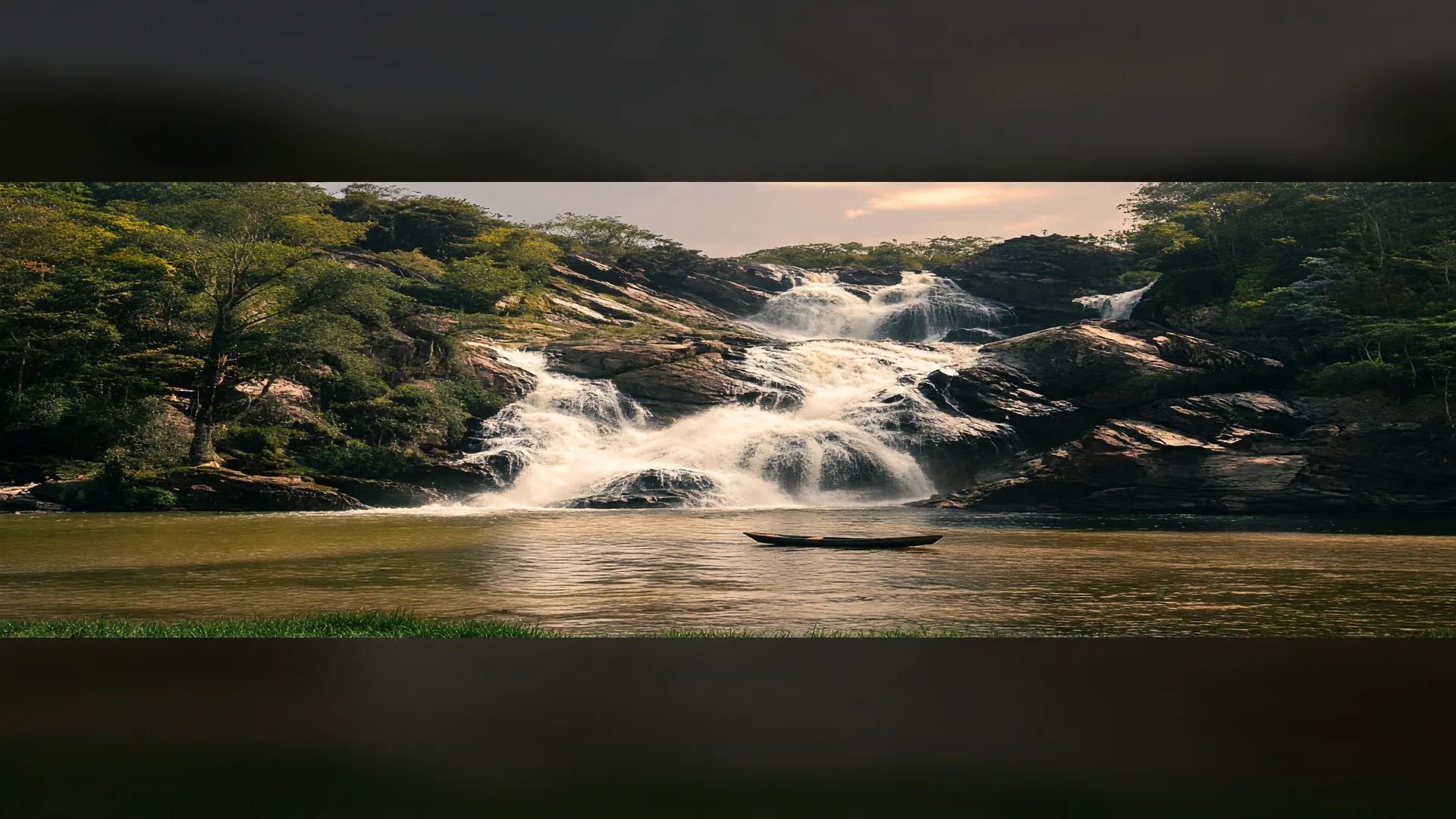 Rio amazônico com vegetação nativa representando a necessidade de recursos para unidades de conservação no Brasil