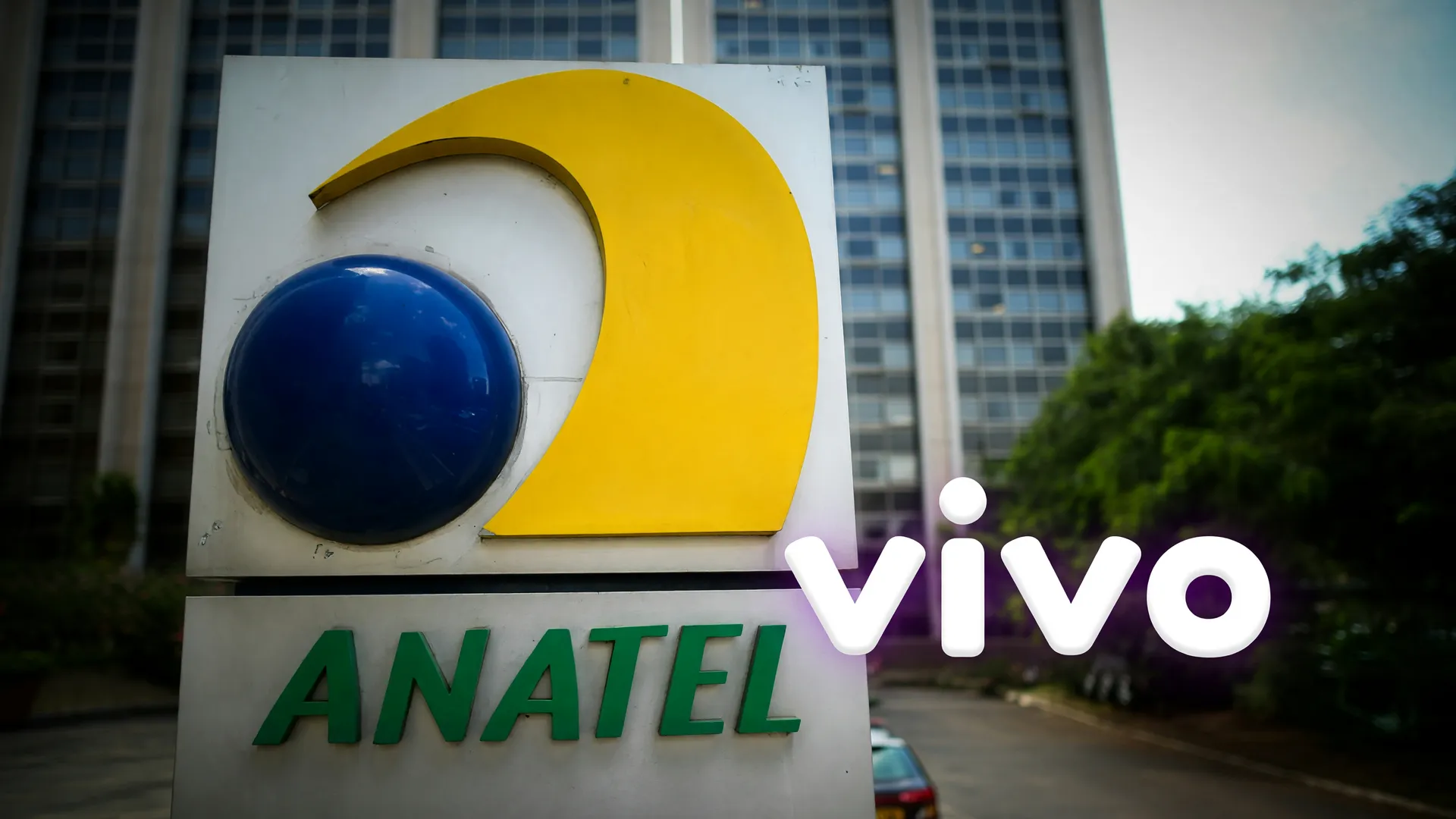 Placa da Anatel e logo da Vivo representando as novas regras anti-spam das operadoras de telefonia