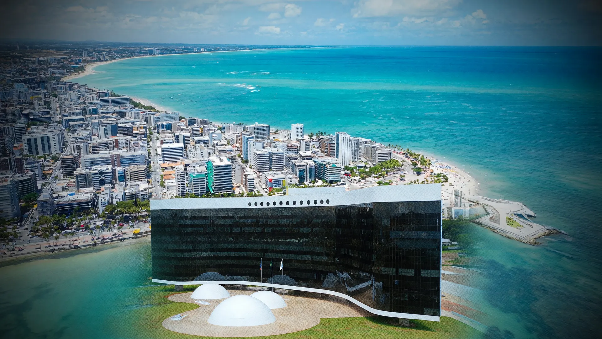 Vista aérea de Maceió com sede do TSE ao fundo, representando Renan Filho candidato governo Alagoas