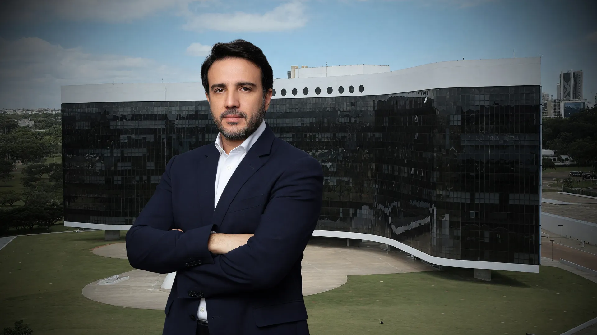 Renan Santos candidato à Presidência pelo Missão, com a sede do TSE ao fundo