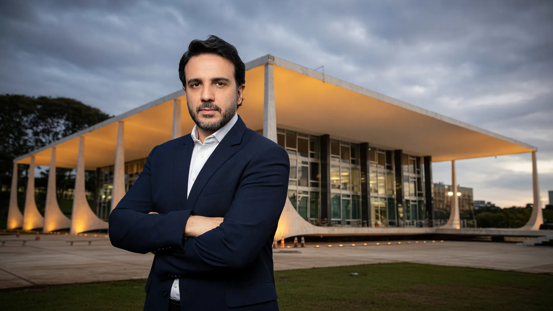 Renan Santos e a ameaça de descumprir decisões STF: candidato com braços cruzados e Supremo ao fundo