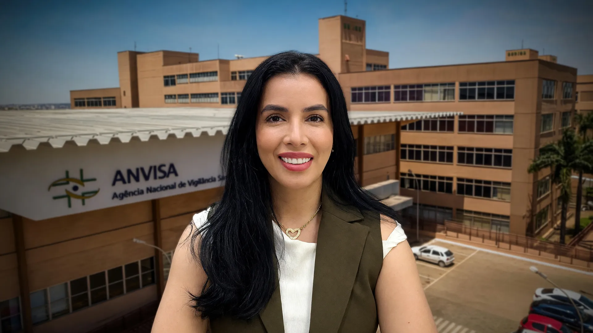 Mulher em destaque com sede da Anvisa ao fundo, ilustrando o alerta sobre reposição de testosterona em mulheres