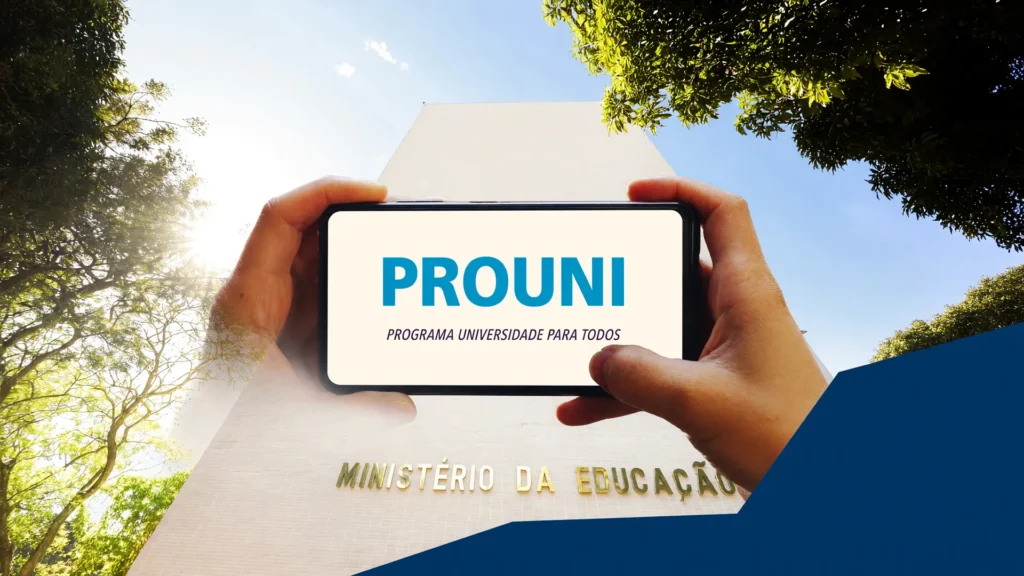 Smartphone exibe resultado segunda chamada Prouni 2026 com fachada do Ministério da Educação ao fundo