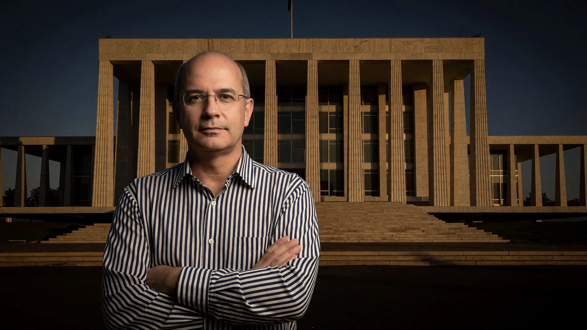 Rui Costa Pimenta candidato presidência 2026 com fachada do STF ao fundo em luz crepuscular dramática