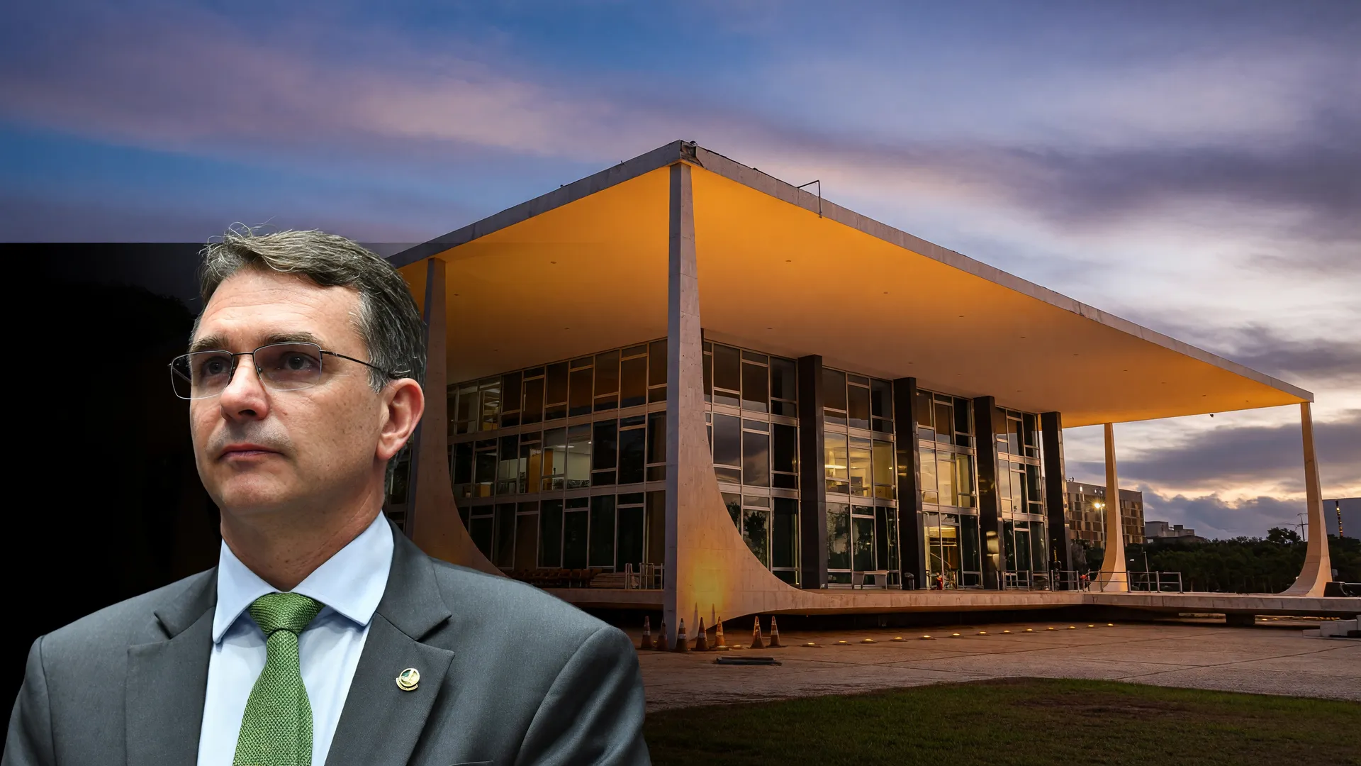 Flávio Bolsonaro diante do STF ao entardecer, em disputa para o STF julgar Lei da Dosimetria