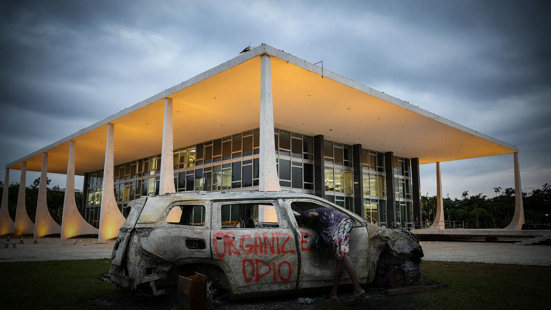 STF torna Bacellar réu: fachada do tribunal ao crepúsculo com marca do Comando Vermelho em primeiro plano