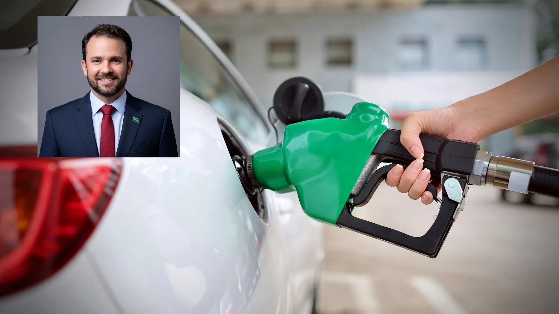 Abastecimento de gasolina em posto com Dario Durigan ao fundo, simbolizando o subsídio gasolina até setembro prorrogado