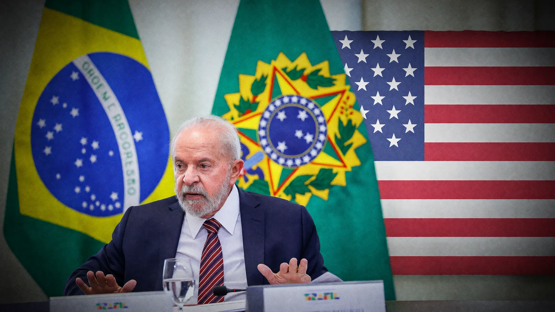Lula diante da bandeira dos EUA em disputa sobre o tarifaço dos EUA ilegal imposto por Washington