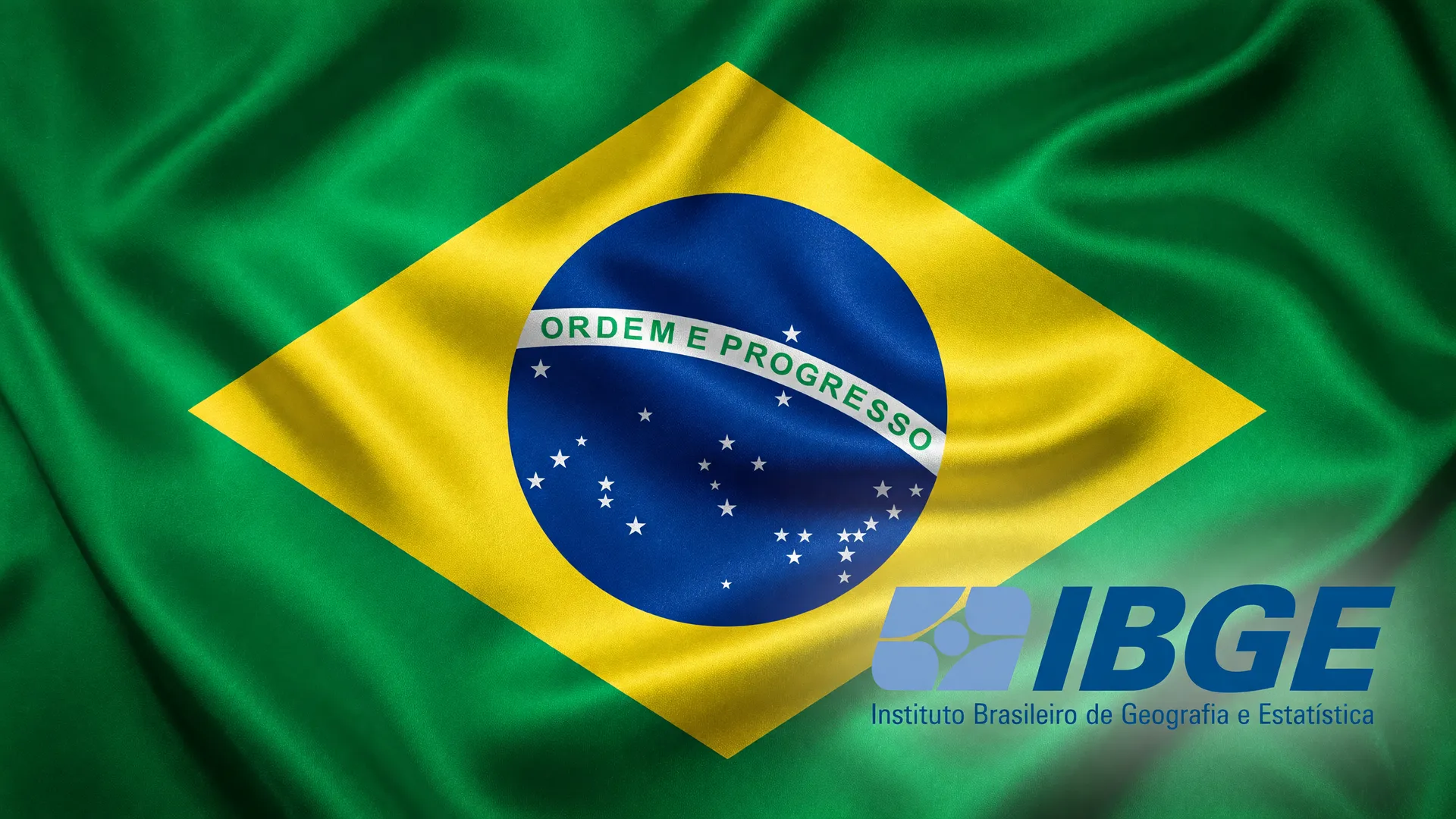 Bandeira do Brasil e logo do IBGE ilustram queda da taxa de desemprego no Brasil conforme a PNAD Contínua
