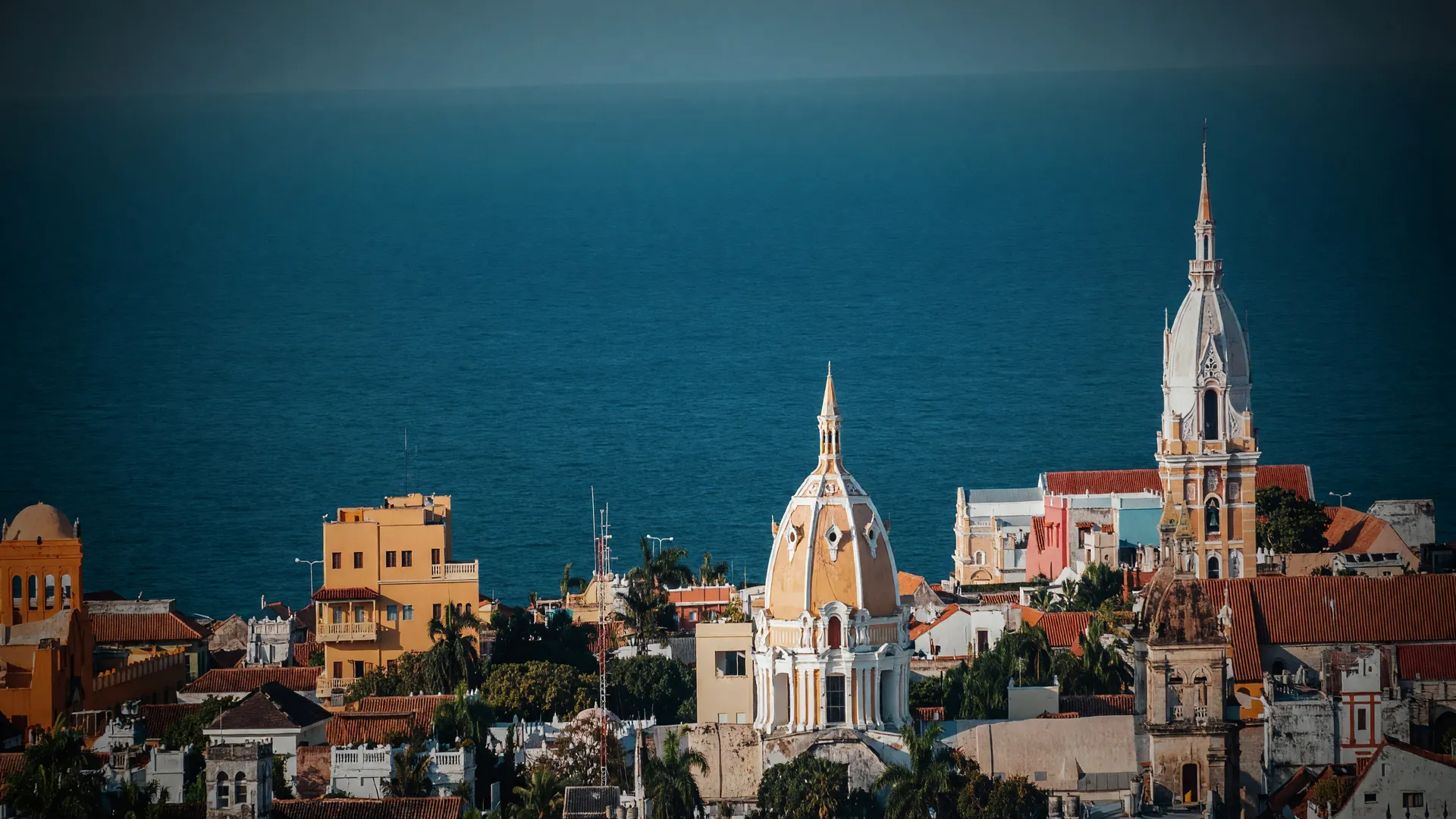 Vista panorâmica de Cartagena, na Colômbia, com tom sombrio evocando como terremoto afeta exportação de café