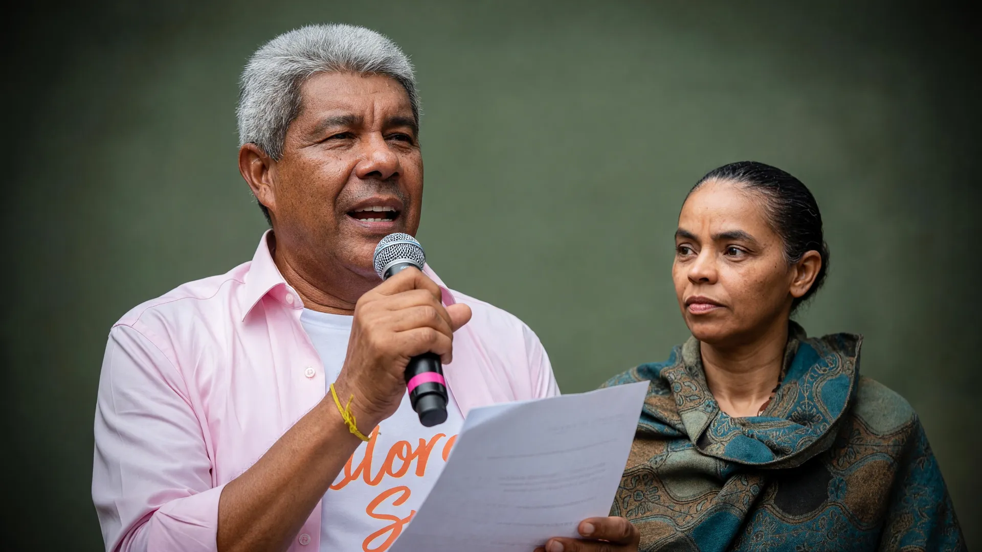 Jerônimo Rodrigues discursa enquanto Marina Silva observa em debate sobre a UC Serra da Chapadinha Bahia