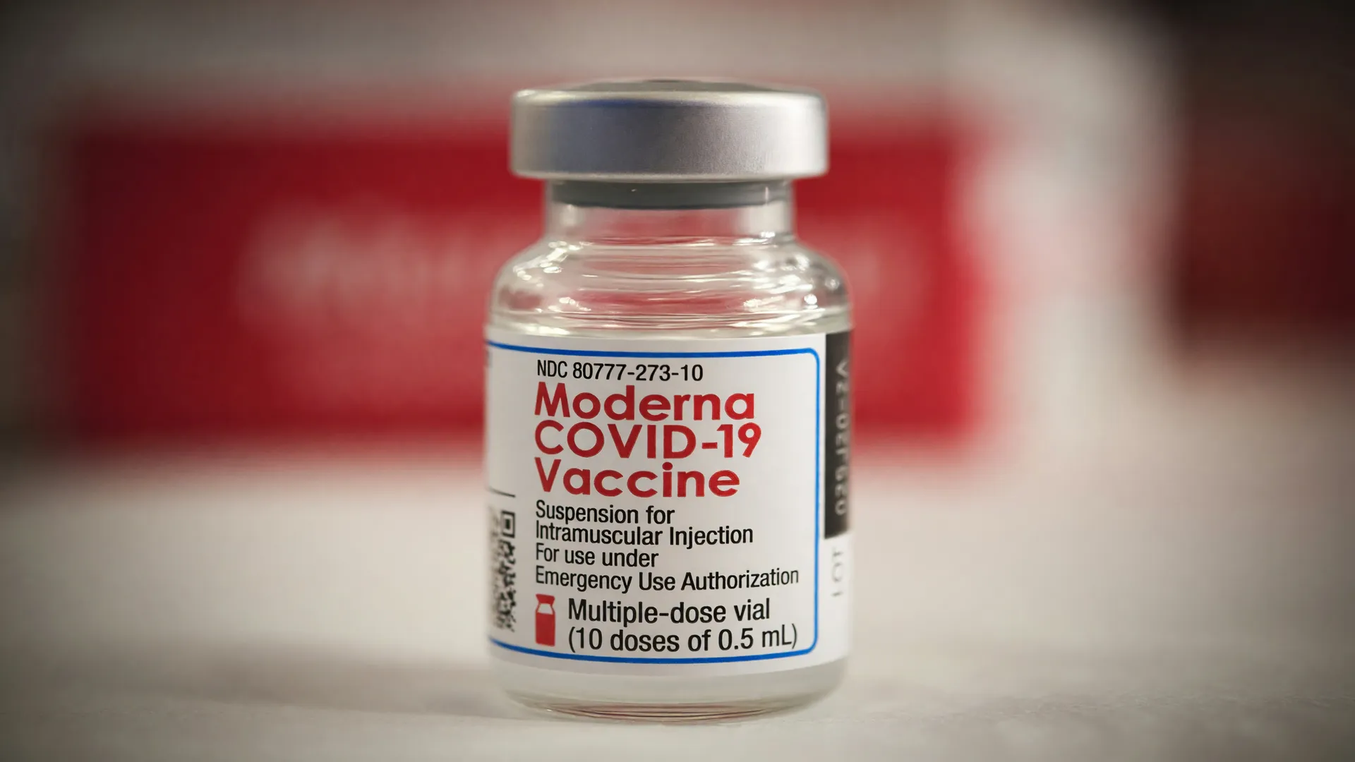 Frasco da vacina experimental contra o melanoma em close, simbolizando o avanço da Moderna em imunoterapia
