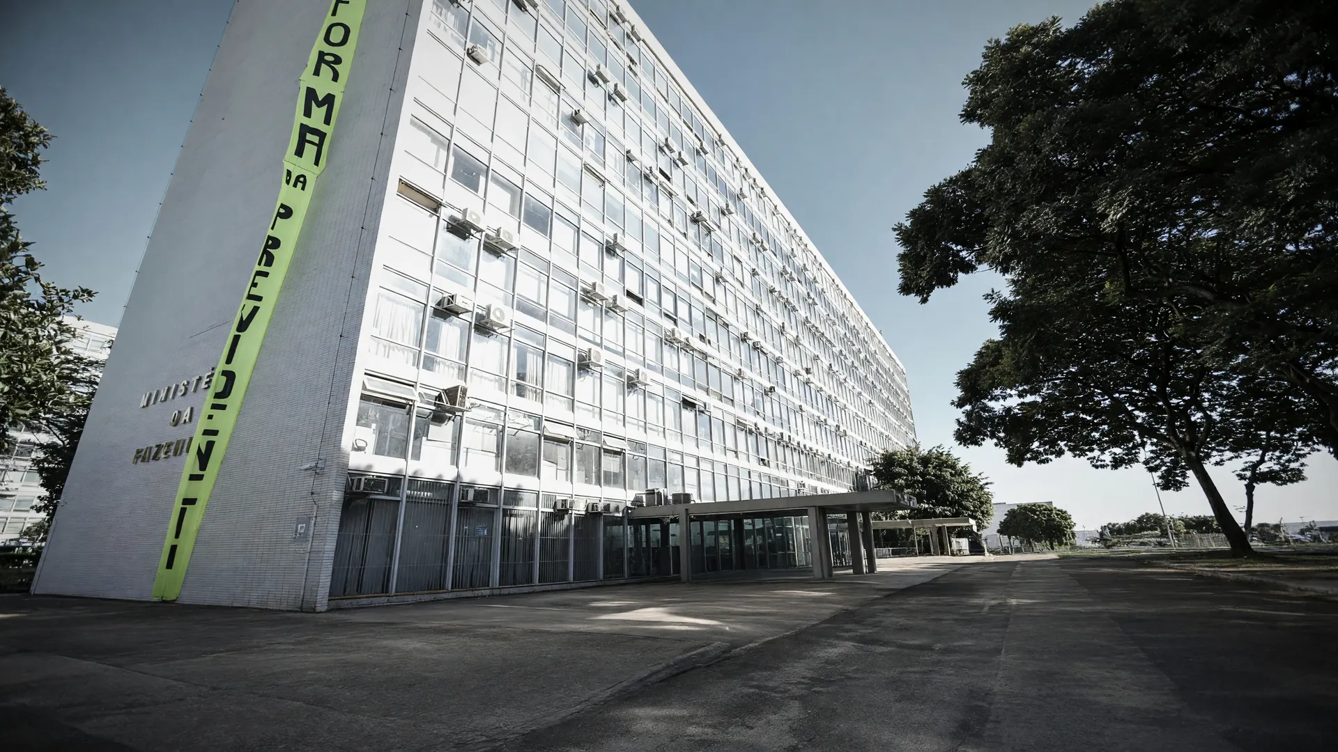 ZeroumBet suspensa pela Fazenda: fachada do Ministério da Fazenda em Brasília em composição editorial dramática