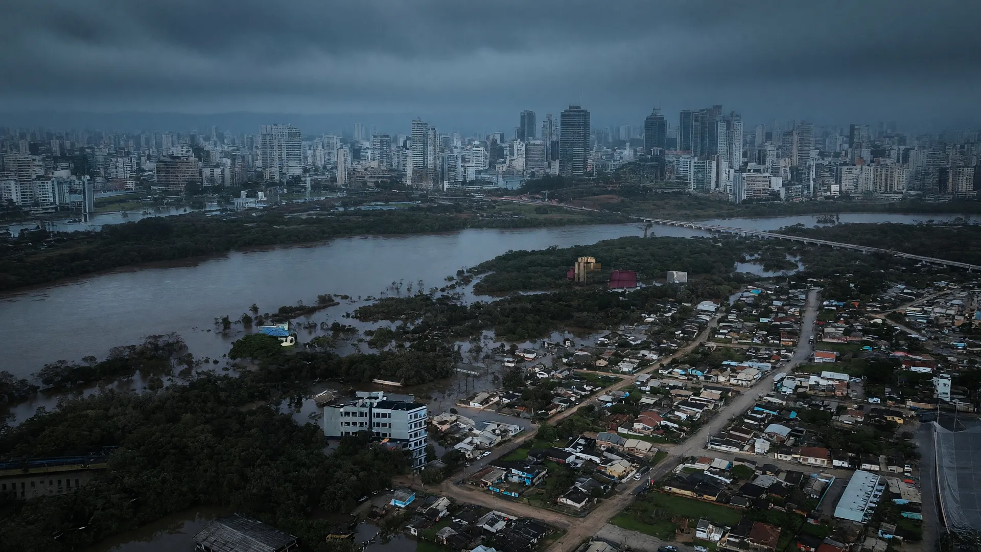 Inundação urbana aérea representa alerta de tempestade no Centro-Sul com risco de tornados em São Paulo e Paraná