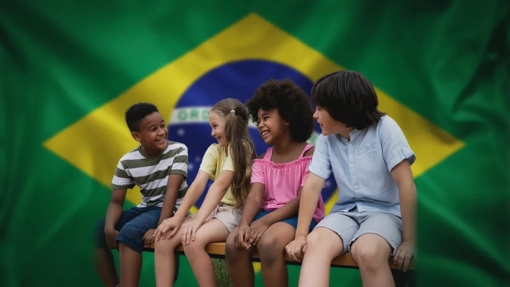 Crianças sentadas juntas ao ar livre — retrato dos alunos brasileiros que não sabem matemática básica