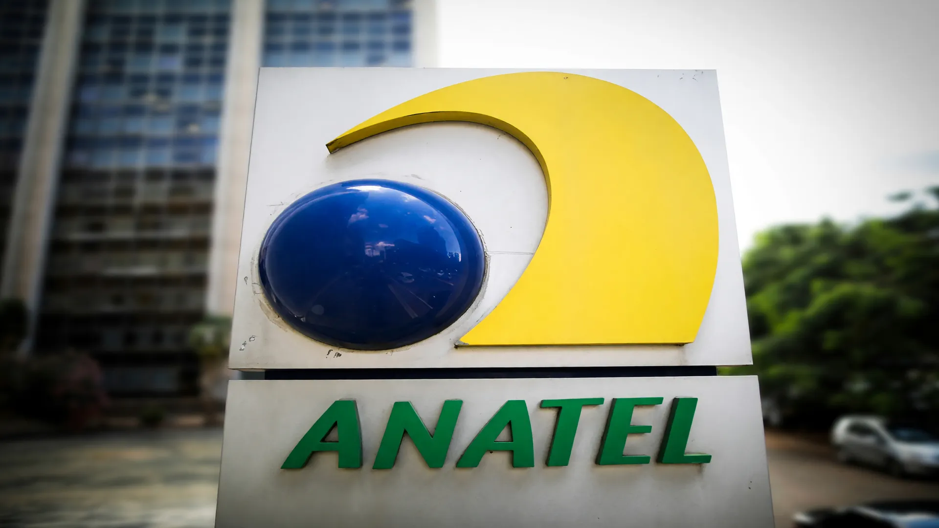 Anatel bloqueia chamadas adulteradas: placa institucional da agência em destaque, símbolo de fiscalização regulatória
