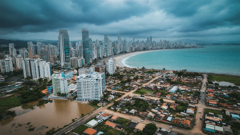 Aviso vermelho Inmet tempestade Sul: rua alagada e céu escuro simbolizam risco de temporal na região
