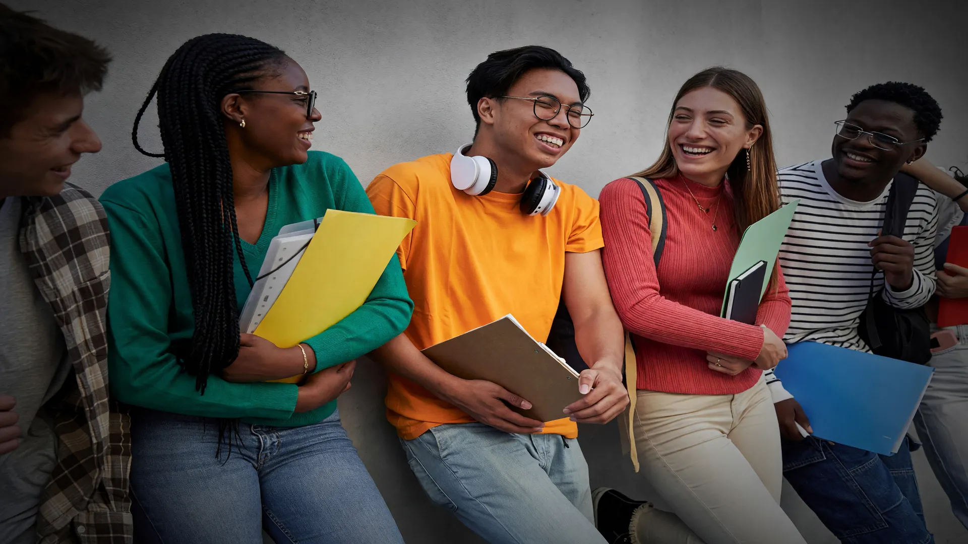 Jovens brasileiros preocupados com o futuro — brasileiros temem avanço da ia e perda de empregos