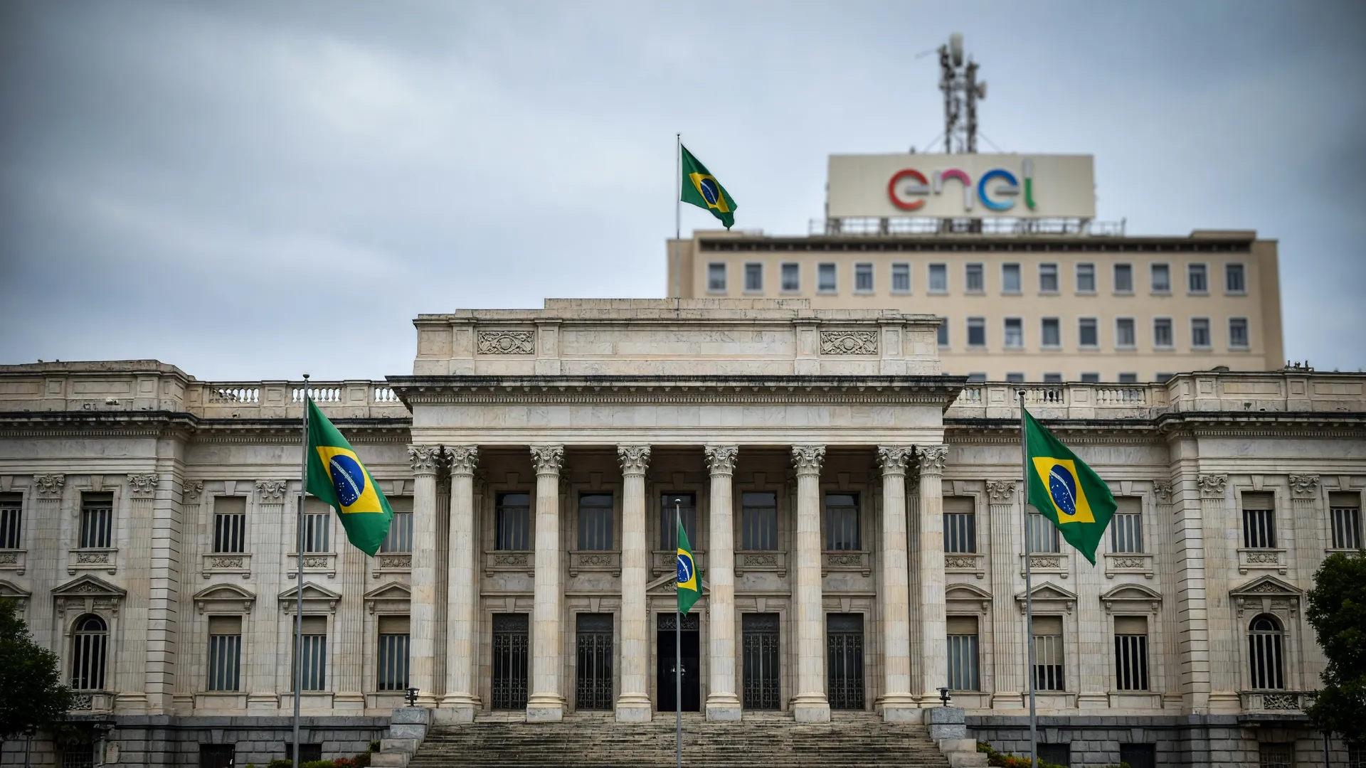Fachada do TCU e logotipo da Enel simbolizam análise da caducidade da concessão da Enel em São Paulo