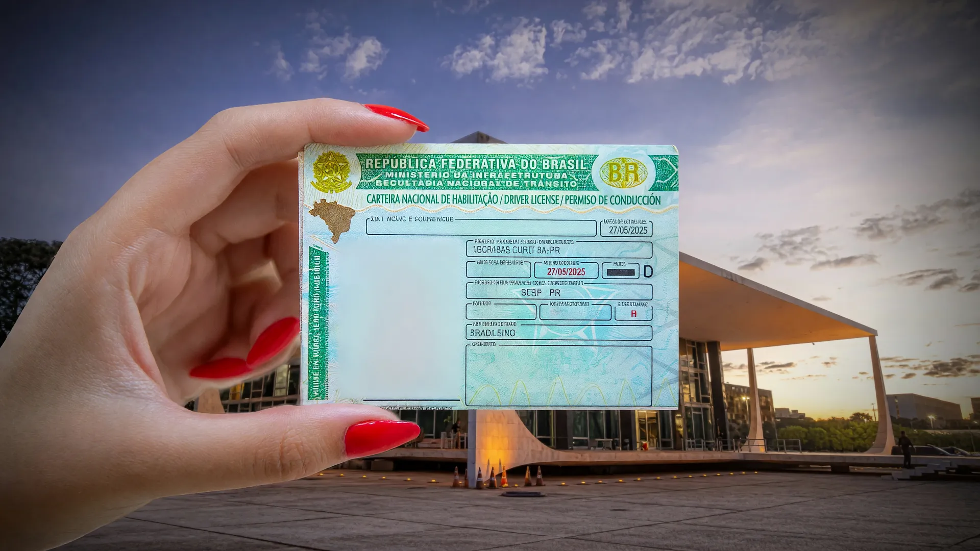 CNH em mão com fachada do STF ao fundo; STF mantém carro particular no exame CNH