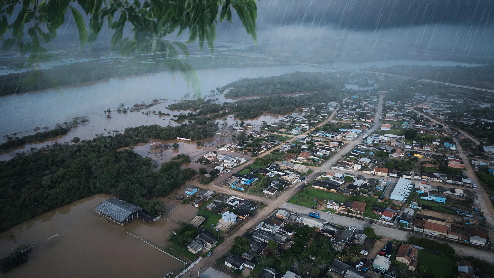 Ciclone extratropical no sul causa inundações em área urbana com ruas e casas submersas pela chuva intensa