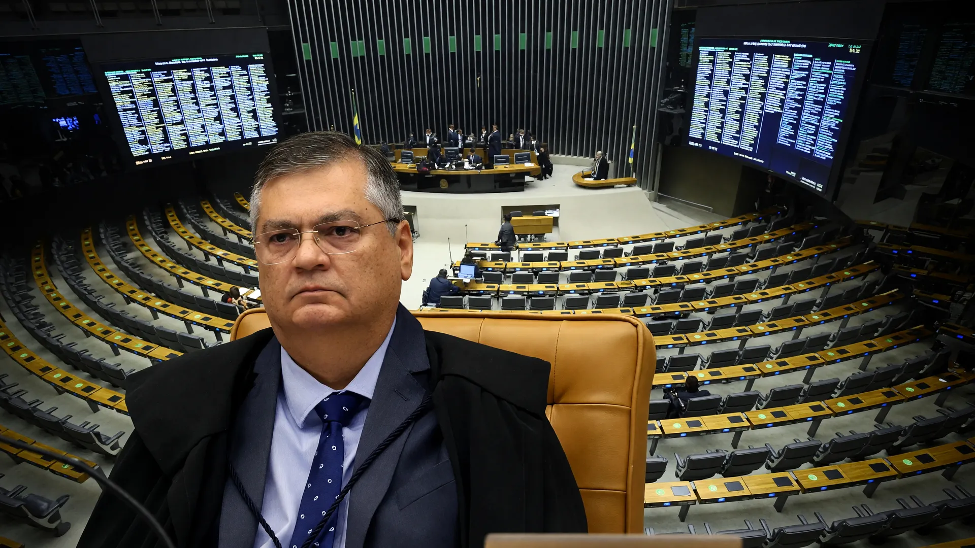 Flávio Dino em sessão no STF determina código único de emendas parlamentares; plenário da Câmara ao fundo