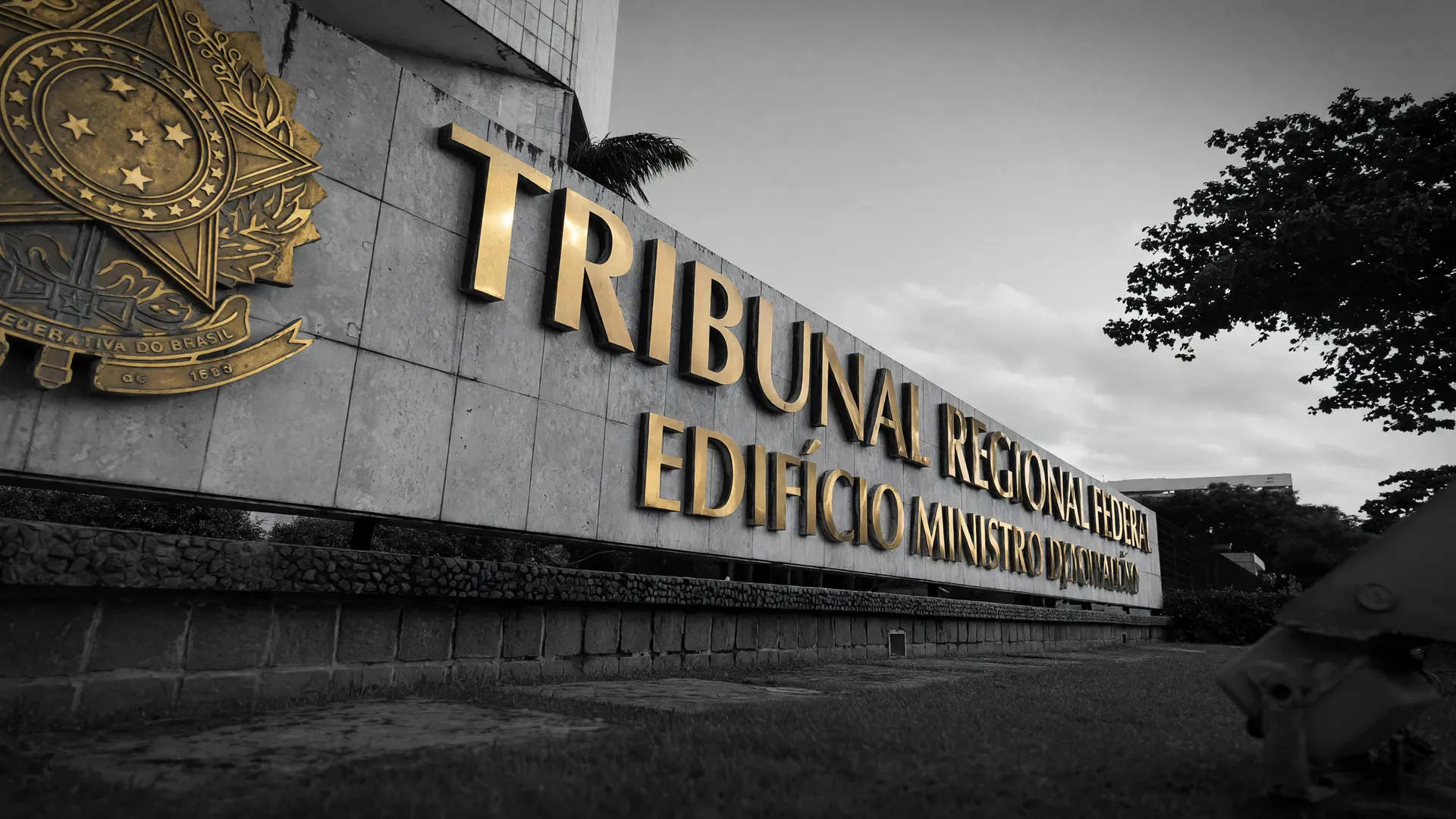 Fachada do TRF-5 com brasão em mármore, tribunal que reintegrou professor em disputa de cotas raciais concurso UFPE