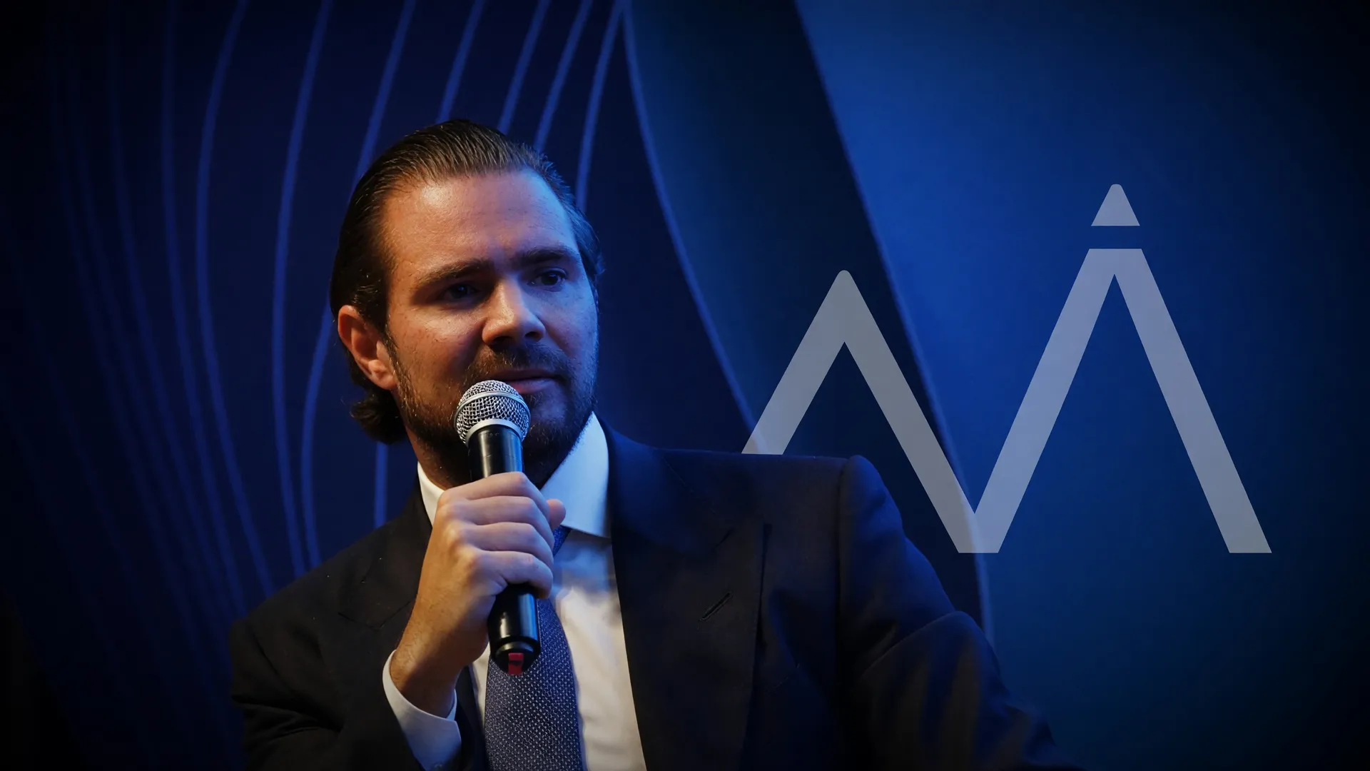 CVM condena Daniel Vorcaro por fraude; banqueiro aparece com logotipo do Banco Master ao fundo