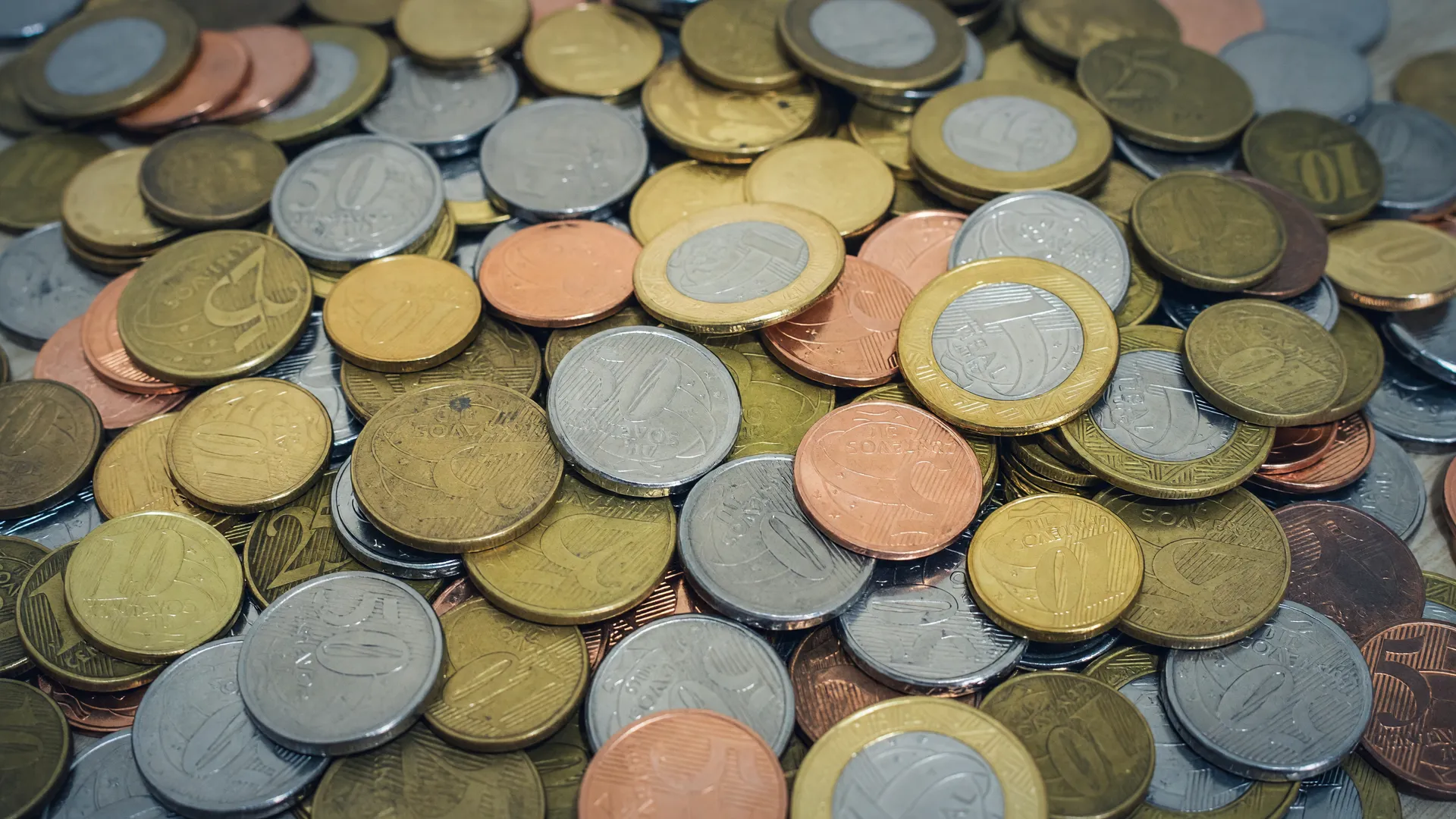 Moedas de real simbolizam o déficit primário das contas públicas em agosto, no governo federal.