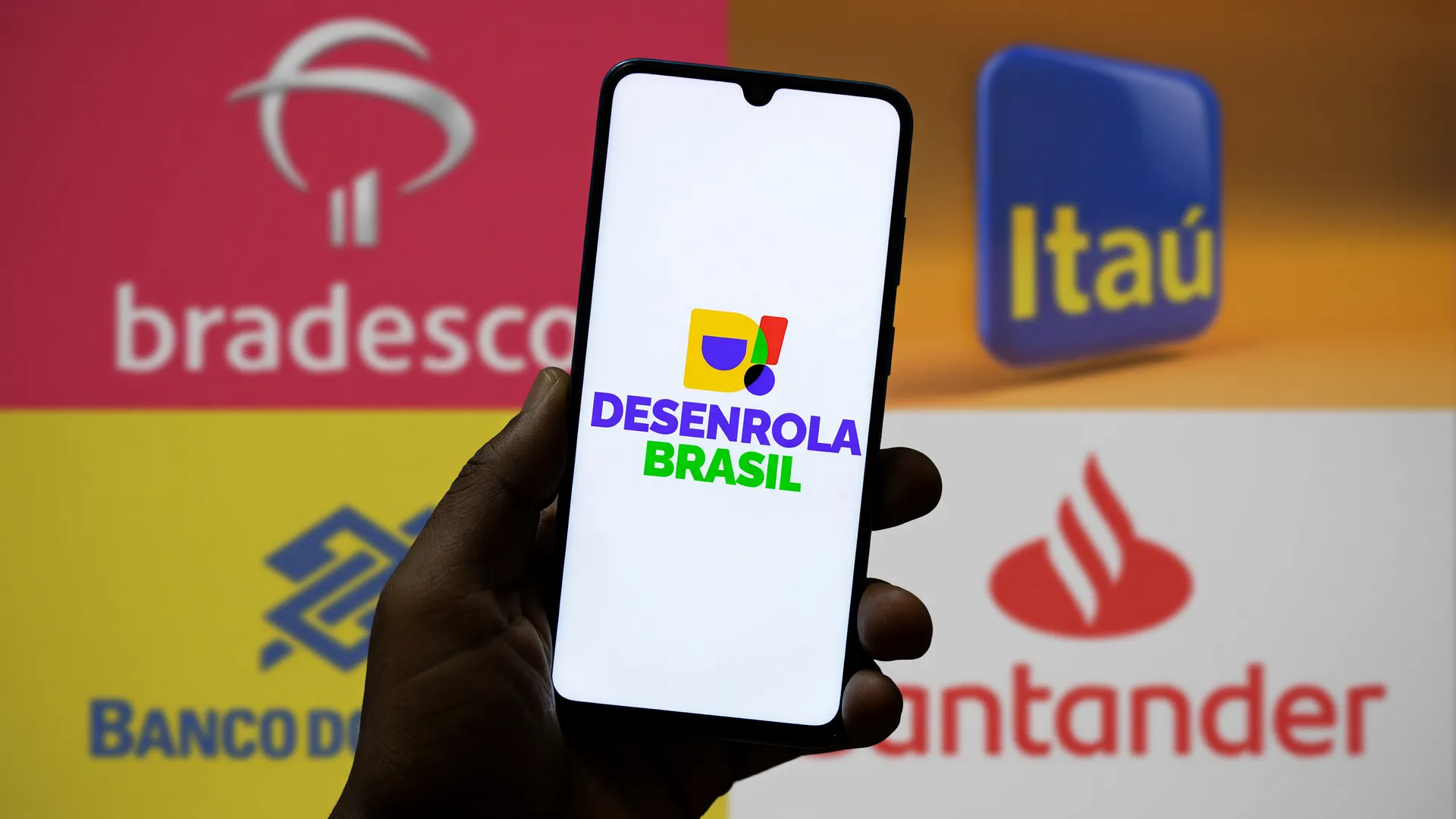 Tela do app Desenrola 3.0 compra de dívidas, com logos de bancos brasileiros simbolizando o desconto de 90%