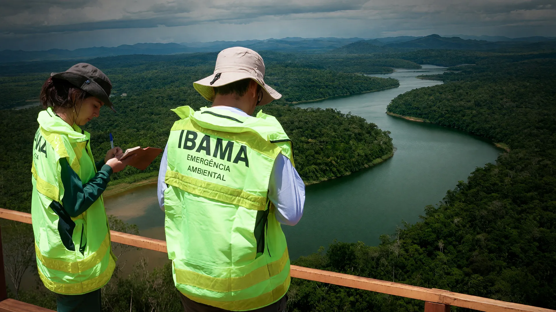 Agentes do Ibama fiscalizam área de desmatamento ilegal na Mata Atlântica durante operação no Espírito Santo